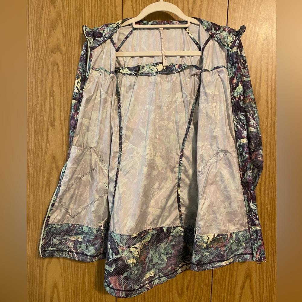 🟣 Lululemon Pack It Up Jacket – Size 6 – Abstract Multicolor Print - Picture 4 of 7